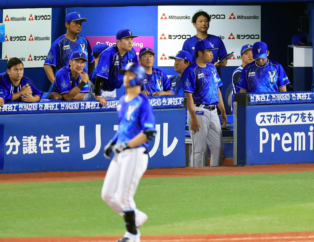 DeNA対阪神　8回裏DeNA2死一、三塁、大和（手前）が中飛に倒れ、うつむく三浦監督（右）（撮影・浅見桂子）