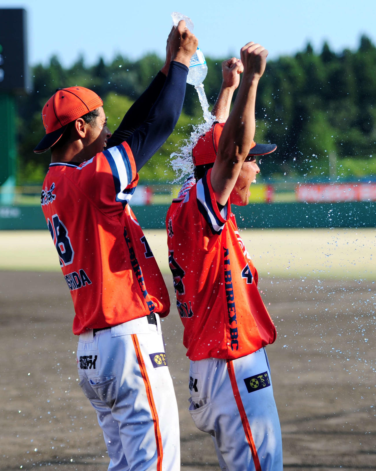 新潟対群馬　吉田（左）から祝福の水浴びを受け、喜ぶ前川
