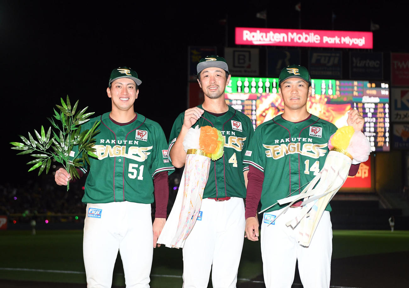 楽天対ロッテ　「七夕飾り」を手に笑顔で記念撮影に納まる楽天の選手たち。左から小郷、阿部、則本（撮影・たえ見朱実）