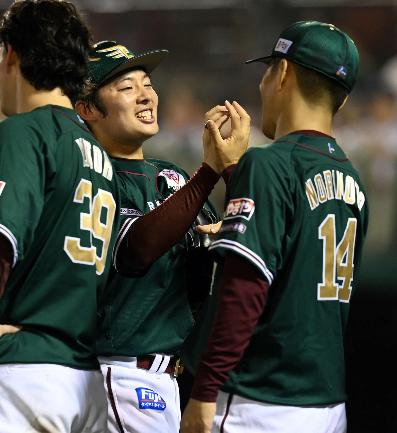 楽天対ロッテ　則本昂大にウイニングボールを渡す楽天松井裕（撮影・たえ見朱実）