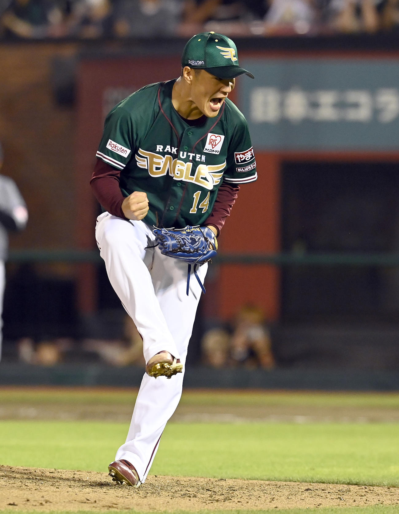 楽天対ロッテ　6回表ロッテ2死三塁、ポランコを空振り三振に仕留め雄たけびを上げる則本（撮影・たえ見朱実）