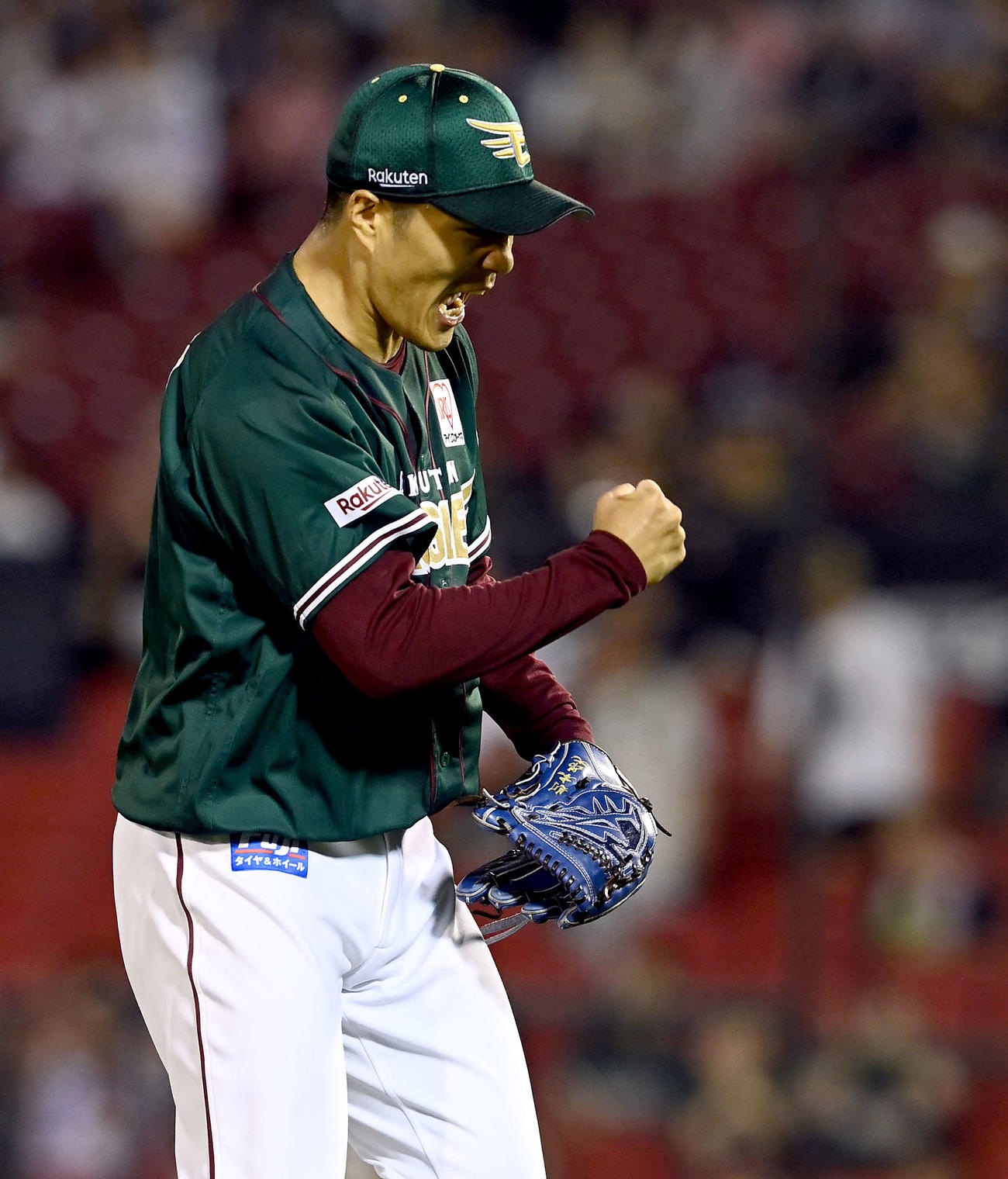 楽天対ロッテ　8回表ロッテ2死、荻野を遊ゴロに仕留めガッツポーズを決める則本（撮影・たえ見朱実）