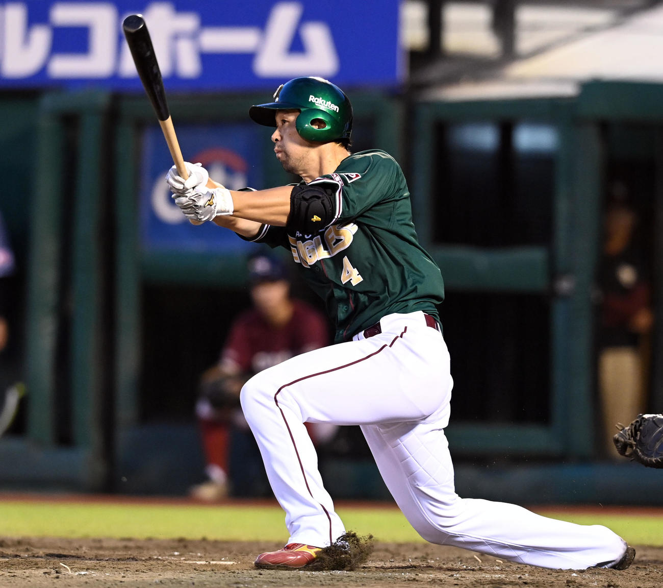 楽天対ロッテ　5回裏楽天2死二塁、左前に勝ち越しの適時打を放つ阿部（撮影・たえ見朱実）