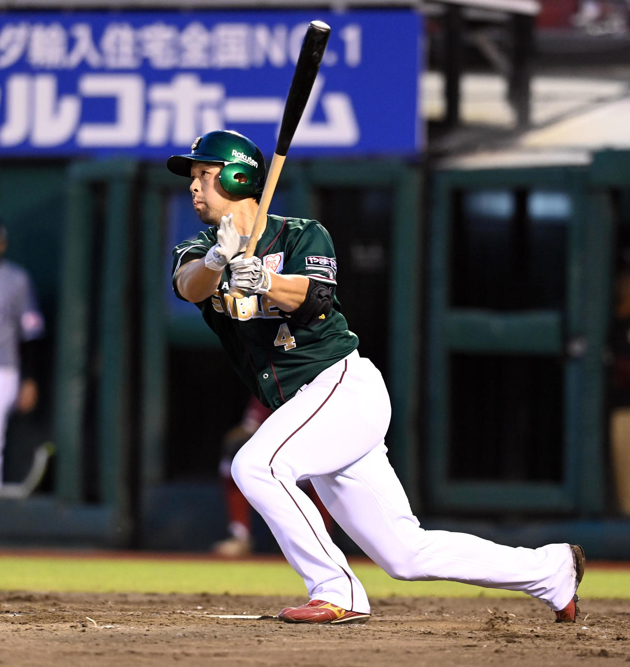 楽天対ロッテ　5回裏楽天2死二塁、左前に勝ち越しの適時打を放つ阿部（撮影・たえ見朱実）