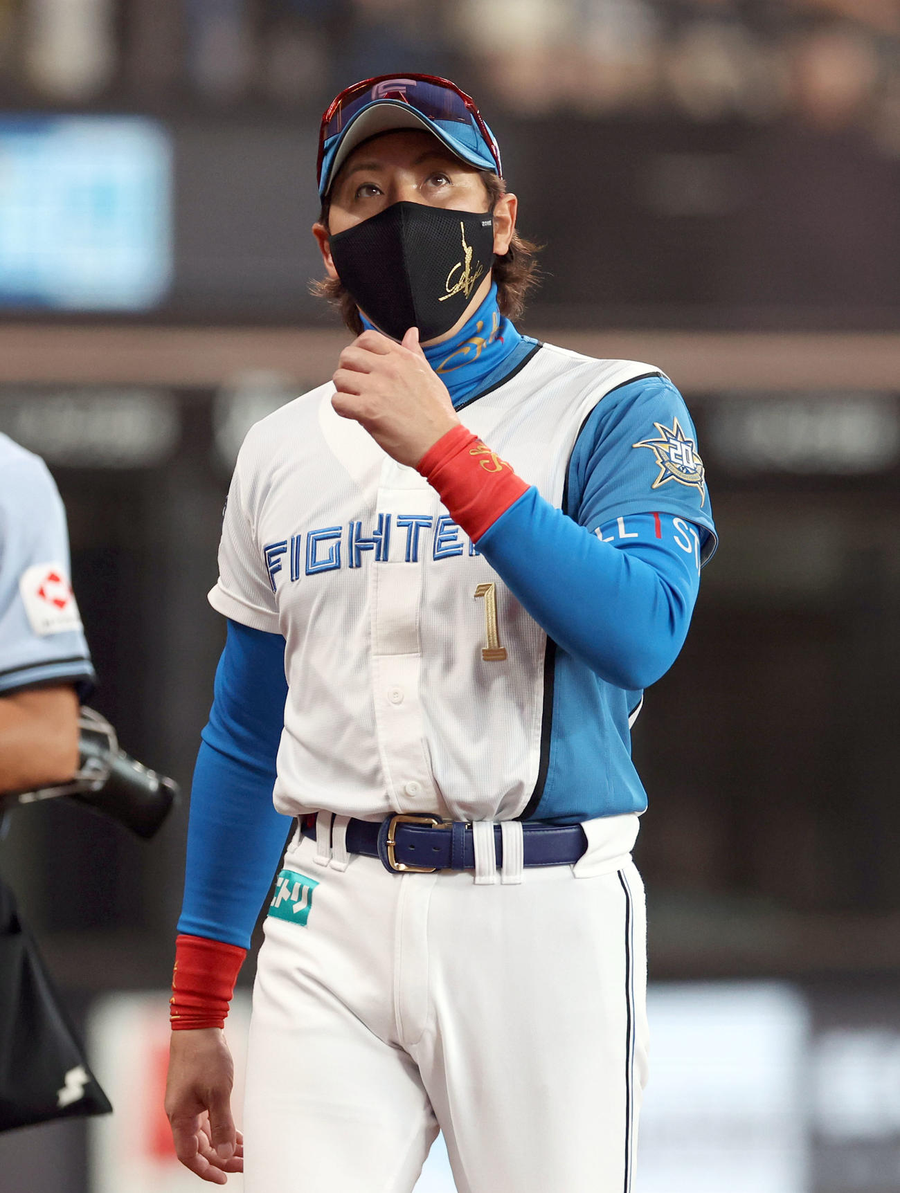 日本ハム対ソフトバンク　選手交代を告げる日本ハム新庄監督（撮影・佐藤翔太）