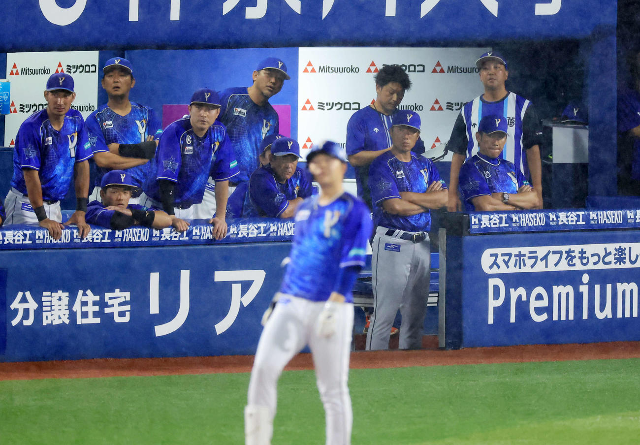 DeNA対阪神　9回裏DeNA1死一塁、楠本（手前）が二塁飛に倒れ、がっくりした表情の三浦監督（右）（撮影・浅見桂子）