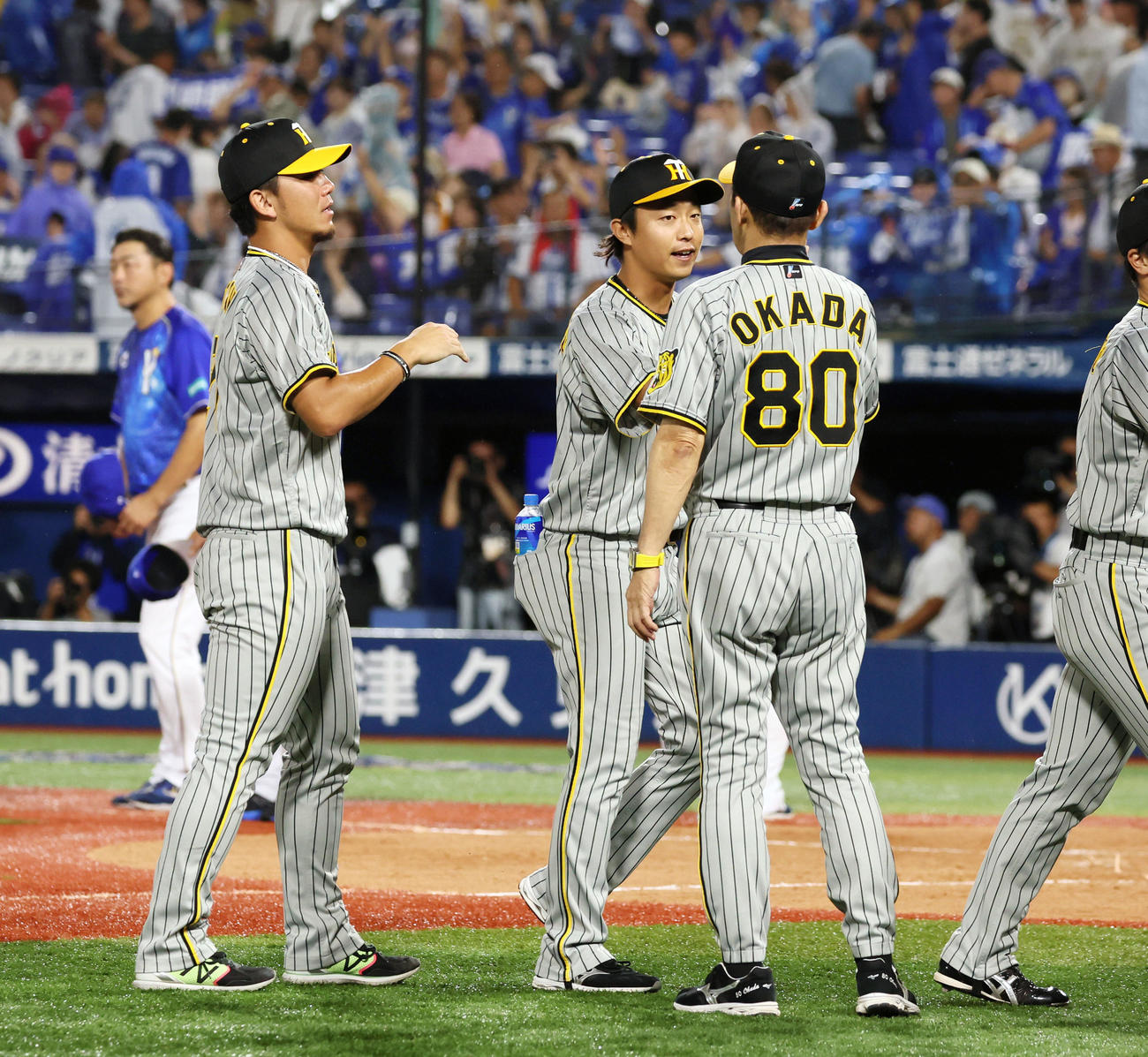 DeNA対阪神　試合後、岡田監督（右）とタッチする好リリーフの島本。左は伊藤将（撮影・加藤哉）