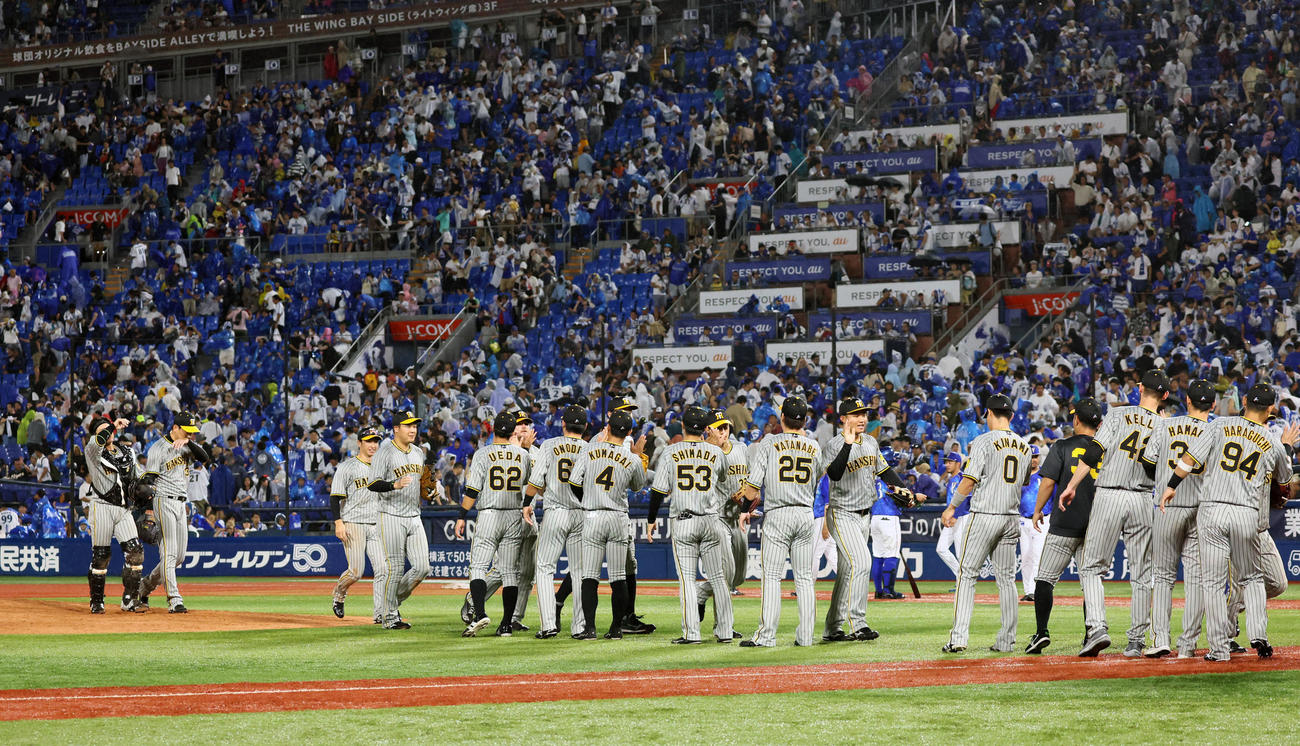 DeNA対阪神　DeNAに3連勝しタッチする阪神ナイン（撮影・加藤哉）