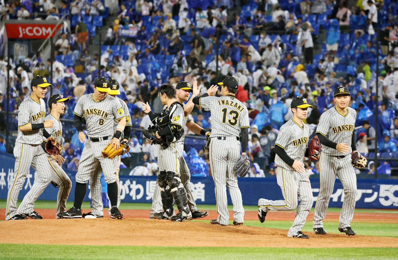 DeNA対阪神　DeNAに3連勝しマウンドでタッチする阪神ナイン（撮影・加藤哉）