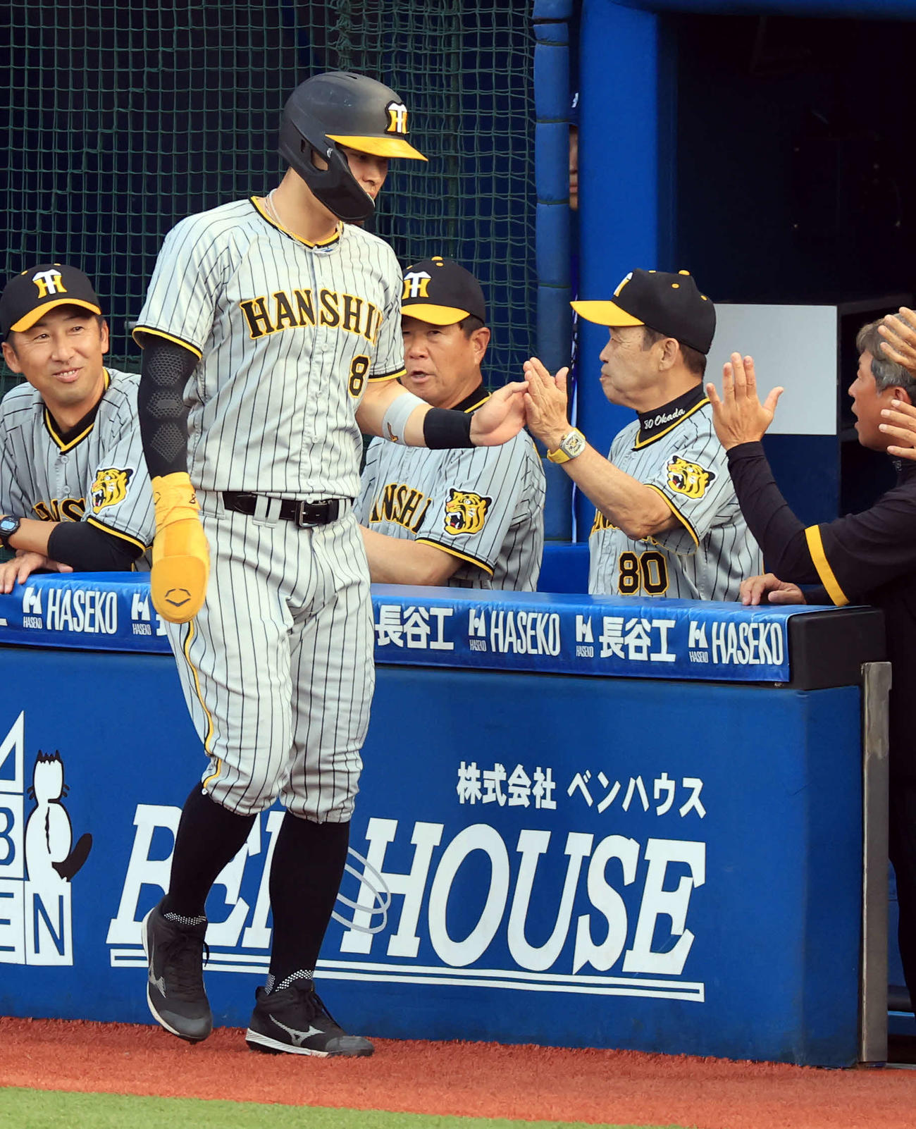 DeNA対阪神　2回表阪神2死一塁、梅野の左適時二塁打で生還した佐藤輝（左）は岡田監督とハイタッチ（撮影・浅見桂子）