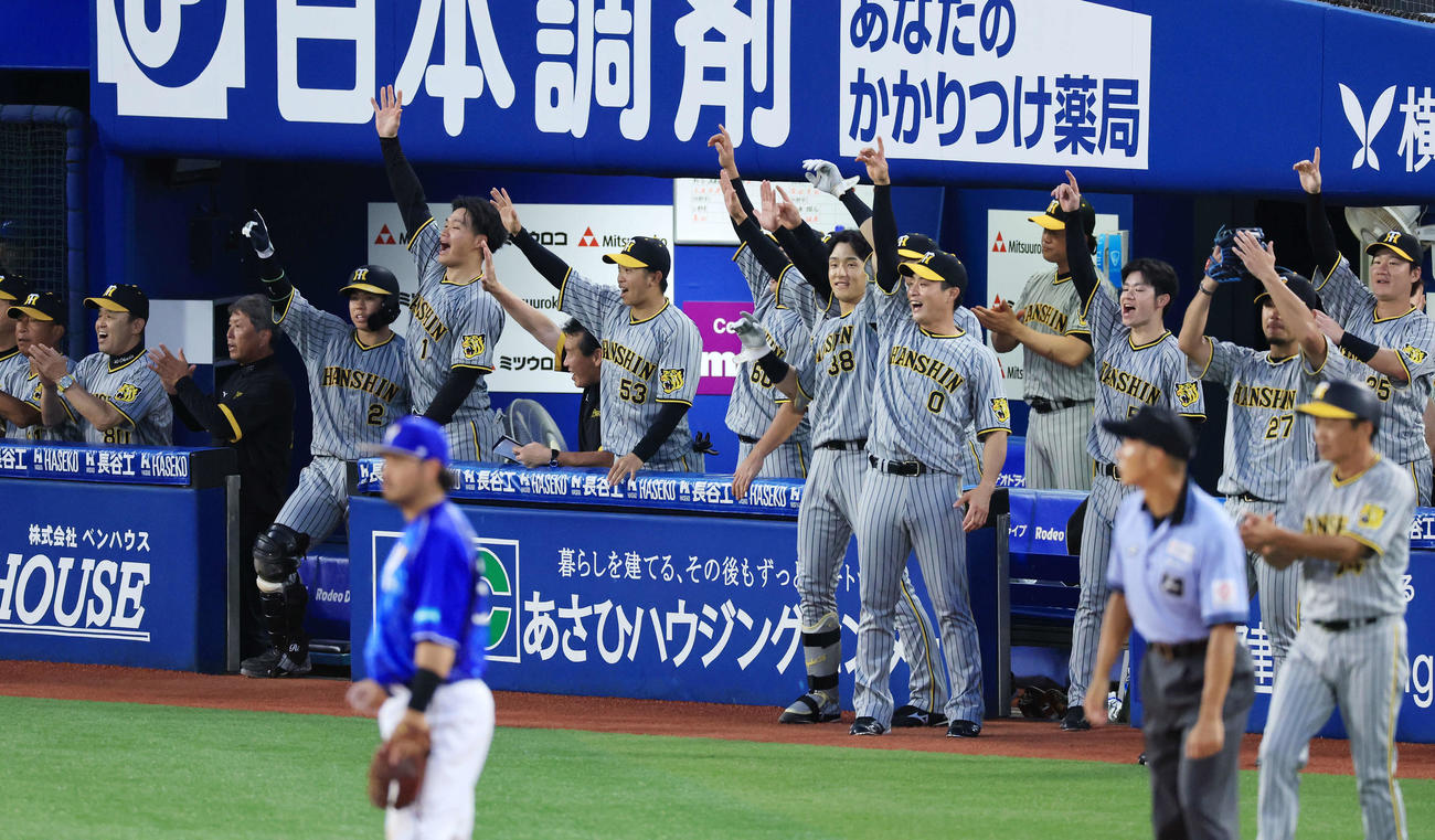 DeNA対阪神　6回表阪神2死一、三塁、佐藤輝が左2点適時二塁打を放ち、盛り上がる岡田監督（左から2人目）と阪神の選手たち（撮影・浅見桂子）