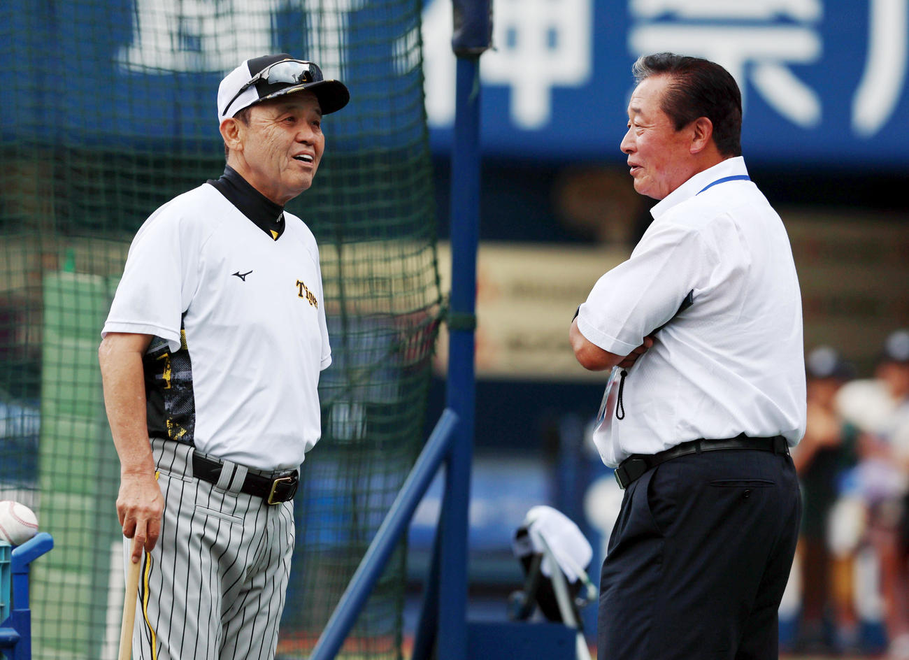 DeNA対阪神　日刊スポーツ評論家の梨田昌孝氏（右）と話す岡田監督（撮影・加藤哉）