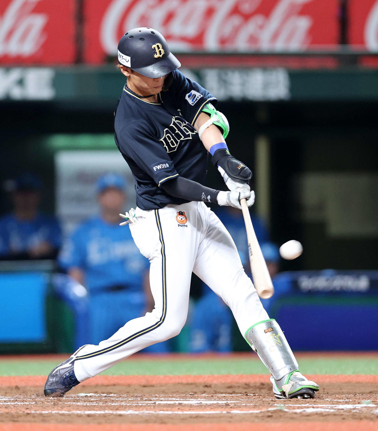 西武対オリックス　6回表オリックス2死一塁、中川圭は中越え2点本塁打を放つ（撮影・鈴木正人）