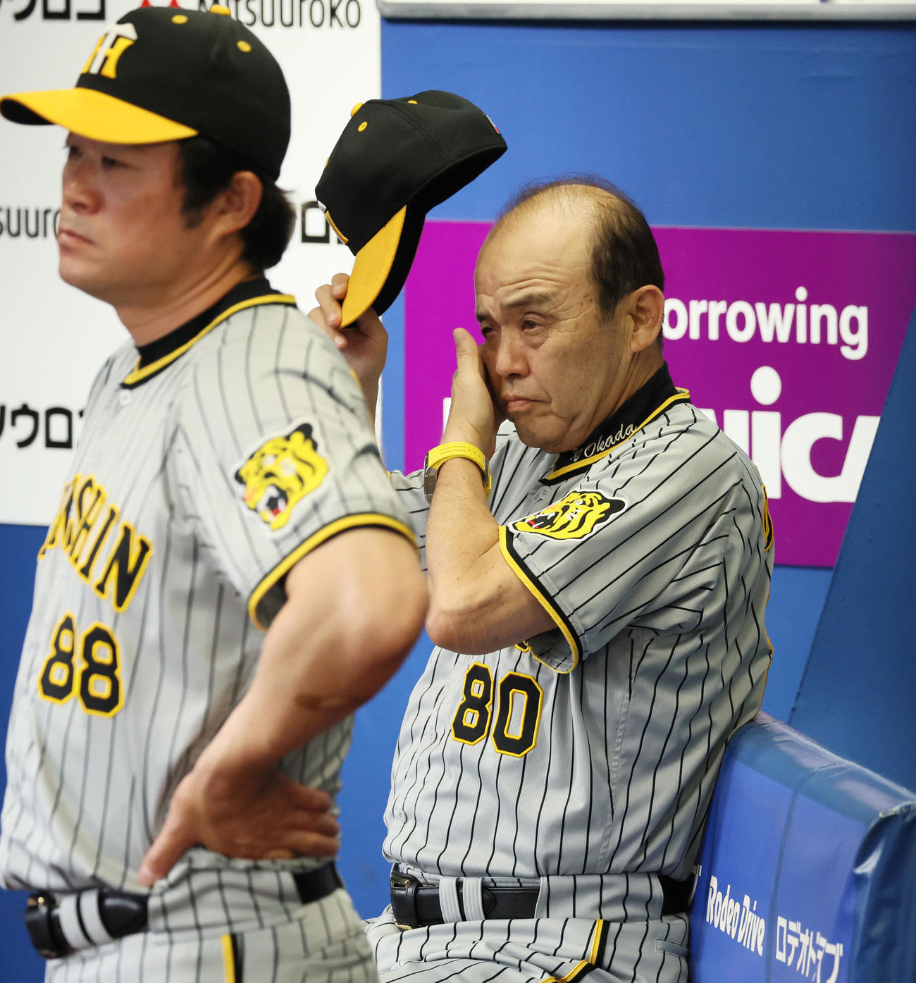 DeNA対阪神　4回裏、ベンチに座って試合展開を見守る岡田監督（撮影・加藤哉）