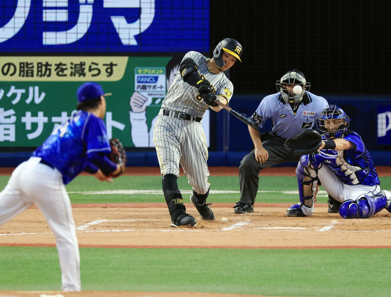 DeNA対阪神　6回表阪神2死一、三塁、佐藤輝は左2点適時二塁打を放つ。投手石田（撮影・浅見桂子）