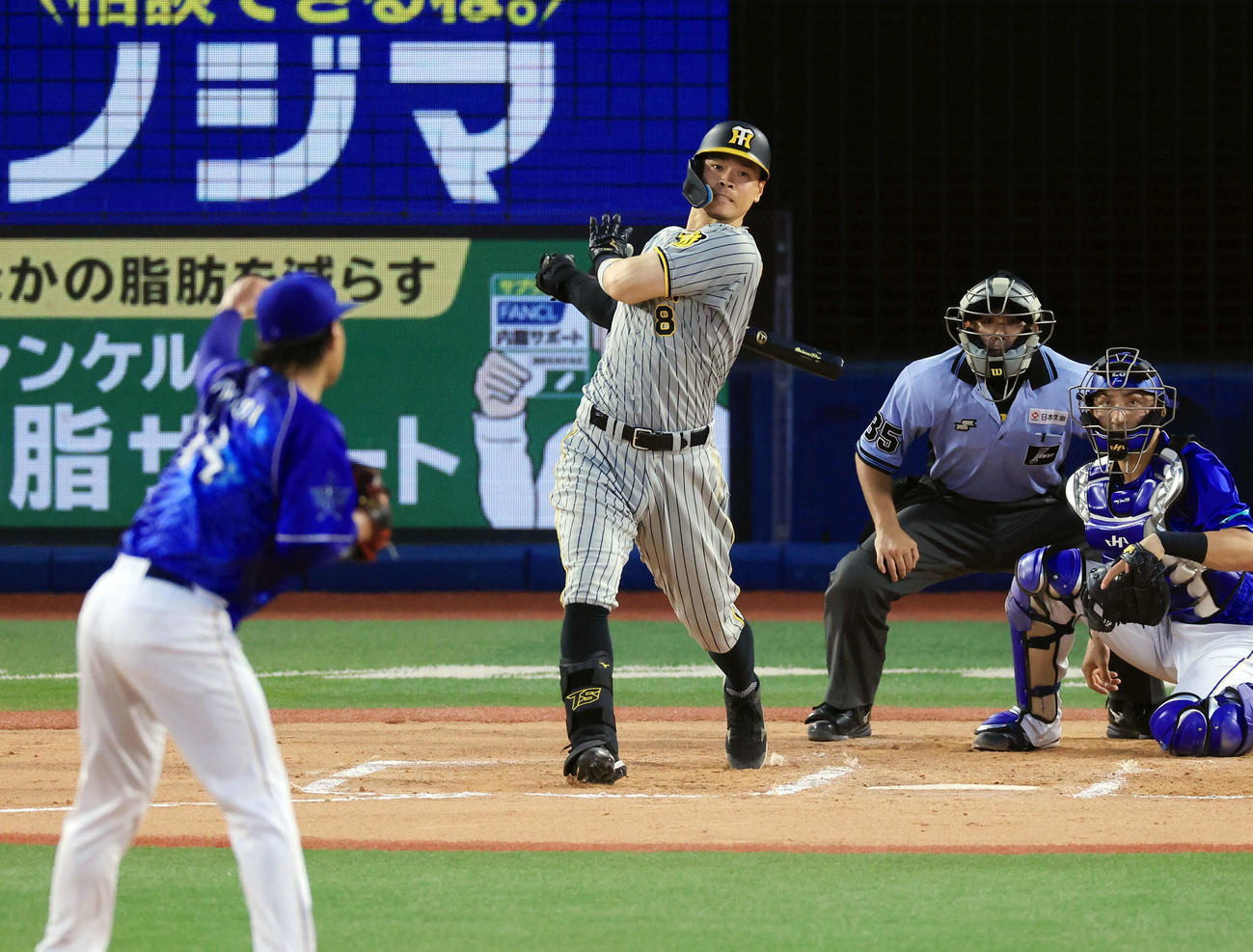 DeNA対阪神　6回表阪神2死一、三塁、佐藤輝は左2点適時二塁打を放つ。投手石田（撮影・浅見桂子）