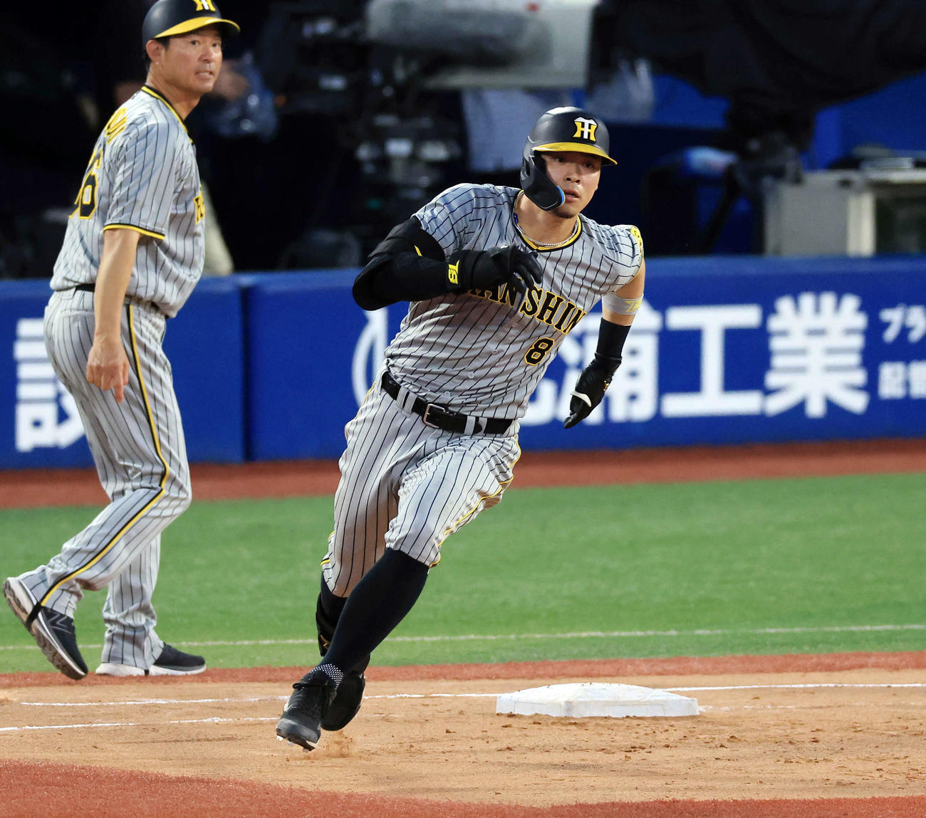 DeNA対阪神　6回表阪神2死一、三塁、佐藤輝は左2点適時二塁打を放ち激走する（撮影・浅見桂子）