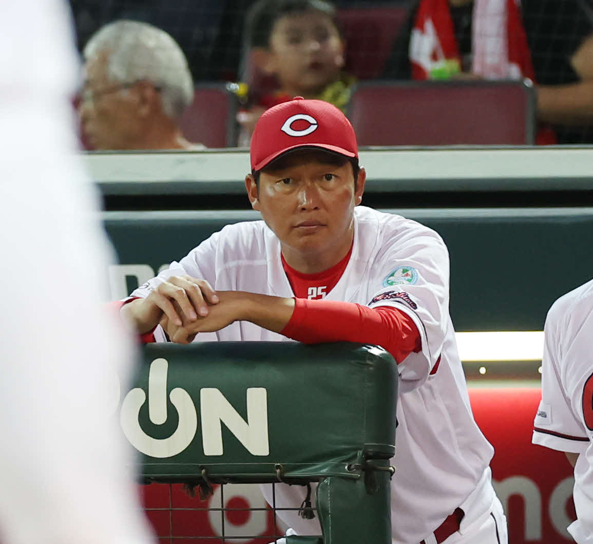広島対巨人　厳しい表情の広島新井監督（撮影・宮地輝）
