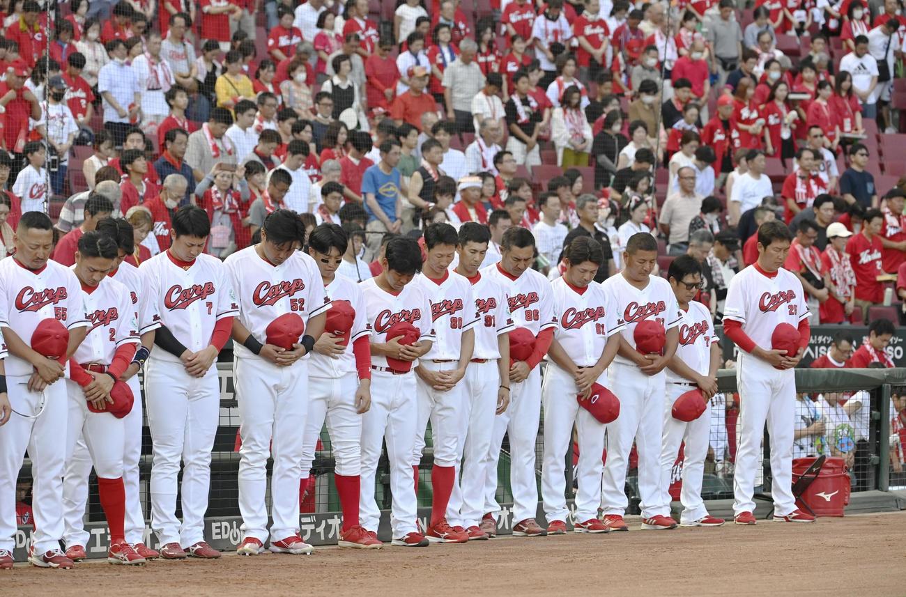 被爆から78年の「原爆の日」を迎え、プロ野球の試合前に黙とうする広島の新井監督（右端）ら＝6日、広島市のマツダスタジアム（共同）