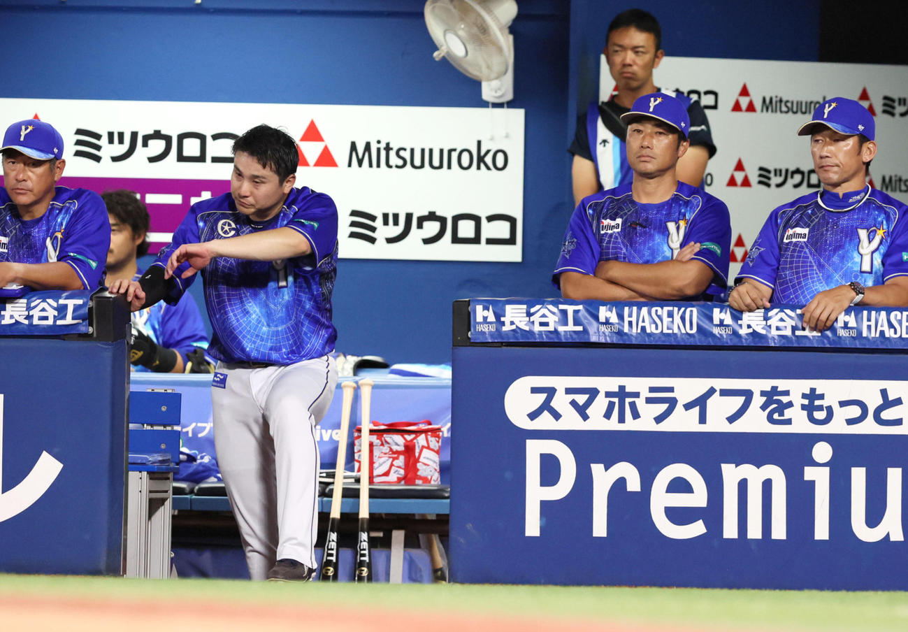 DeNA対阪神　7回裏DeNA1死二、三塁、佐野（左から2人目）は代打楠本を送られベンチから顔を手で拭きながら試合を見守る（撮影・加藤哉）