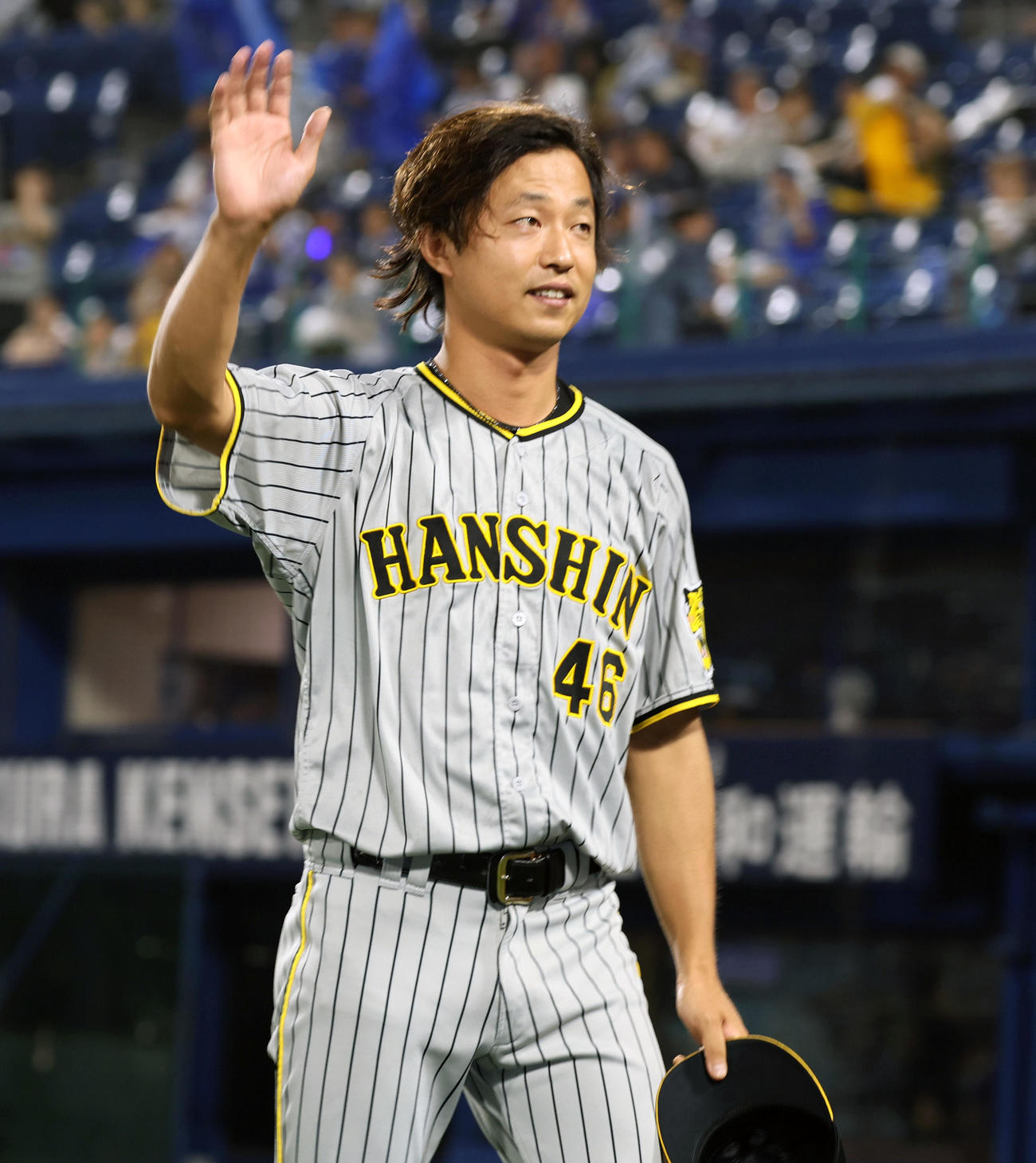DeNA対阪神　ヒーローインタビューを終えスタンドにあいさつする島本（撮影・加藤哉）