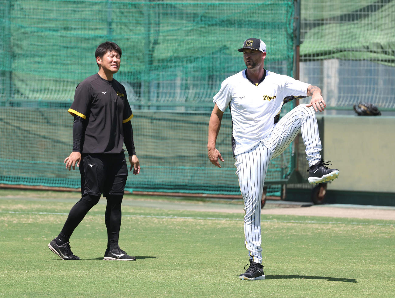 鳴尾浜で体をほぐす阪神ブルワー（撮影・白石智彦）