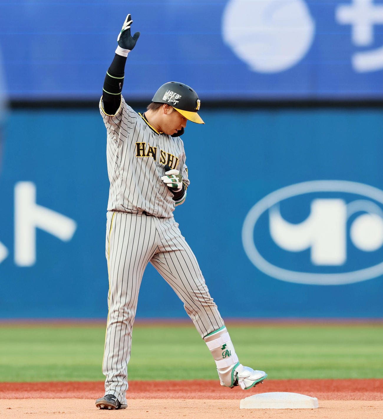 DeNA対阪神　2回表阪神2死一塁、適時二塁打を放った梅野は塁上で右手を上げる（撮影・加藤哉）