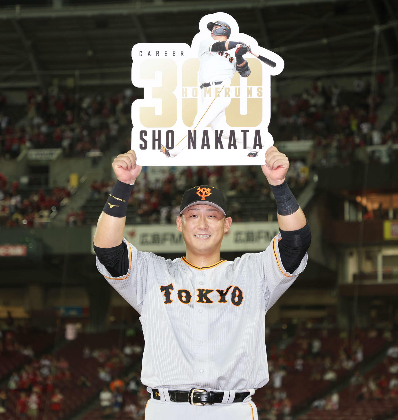 広島対巨人　通算300号本塁打を放ち、パネルを笑顔で掲げる巨人中田翔（撮影・宮地輝）
