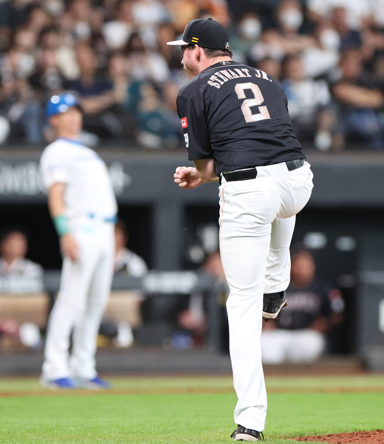 日本ハム対ソフトバンク　5回裏日本ハム2死二、三塁、野村を右飛に仕留め雄たけびを上げるスチュワート（撮影・佐藤翔太）