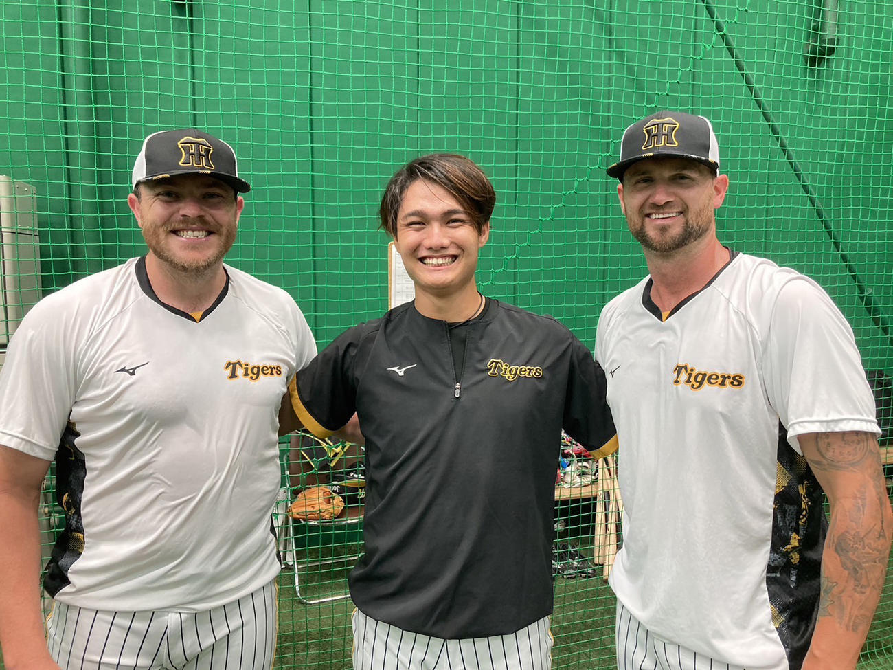 練習を終えた阪神の新外国人ブルワー（右）はビーズリー（左）、西純と記念撮影を行う（球団提供）