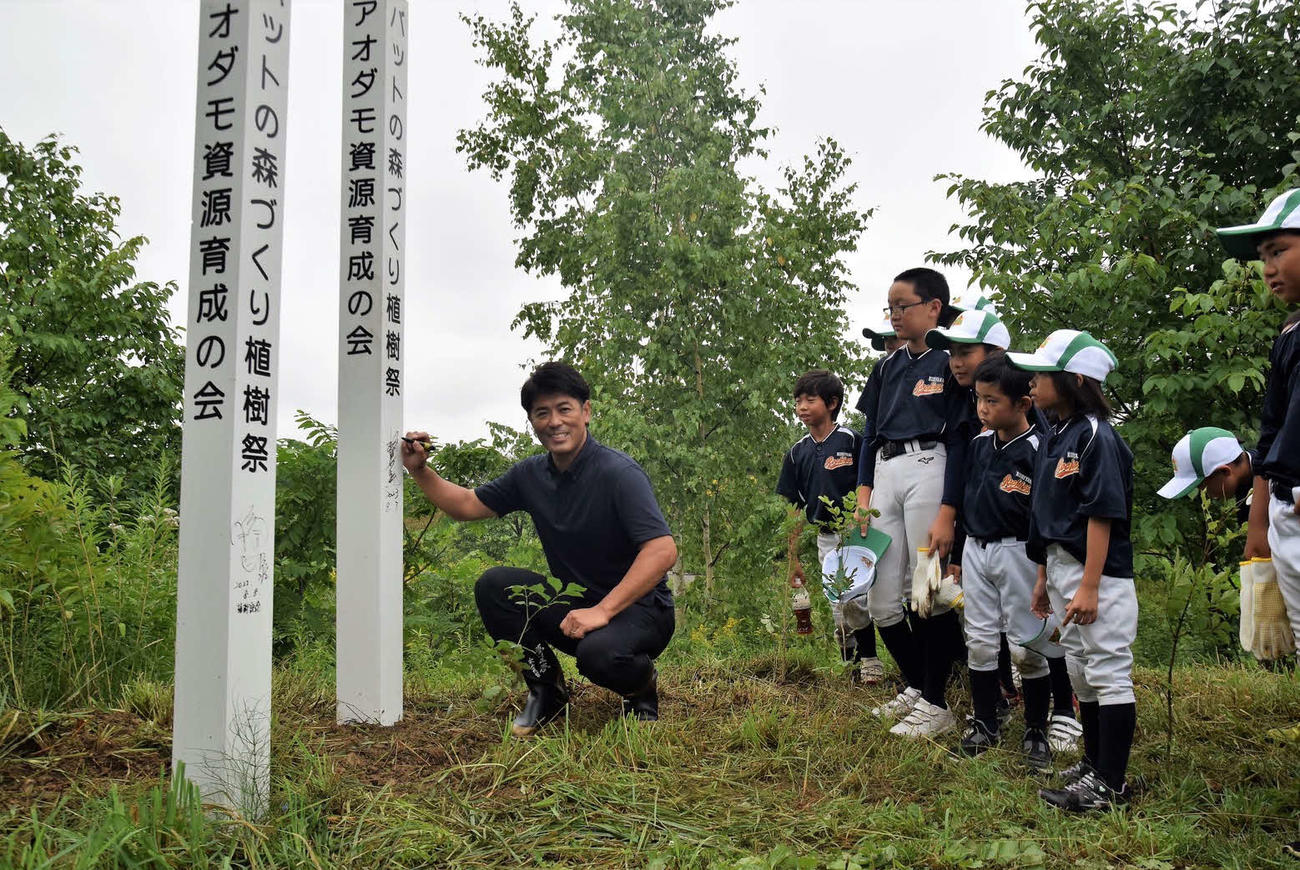 北海道・栗山町にある栗の樹ファームで行われたアオダモの植樹イベントに参加した日本ハム稲葉篤紀GM兼SCO（球団提供）