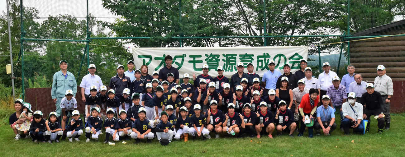 北海道・栗山町にある栗の樹ファームで行われたアオダモの植樹イベントに参加した日本ハム稲葉篤紀GM兼SCO（球団提供）