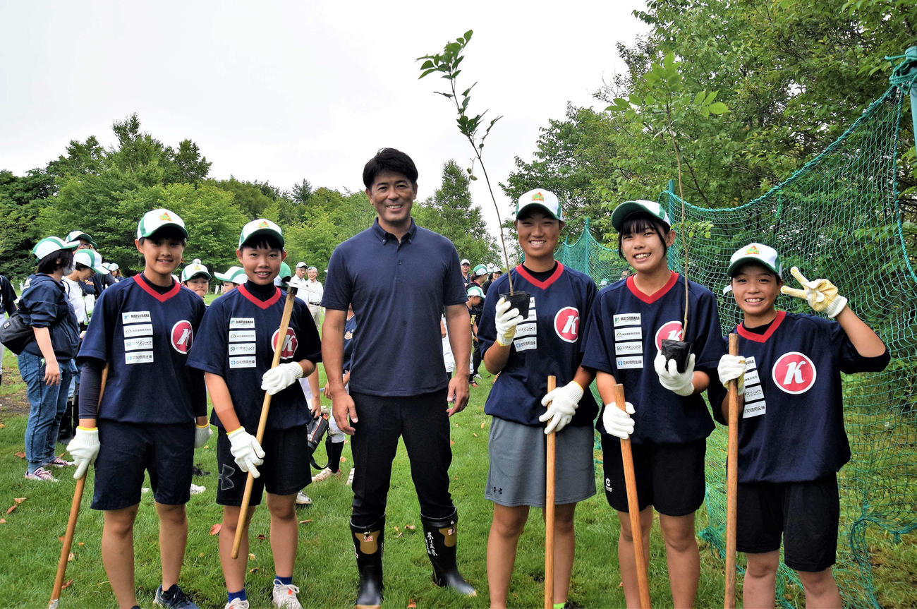 北海道・栗山町にある栗の樹ファームで行われたアオダモの植樹イベントに参加した日本ハム稲葉篤紀GM兼SCO（球団提供）