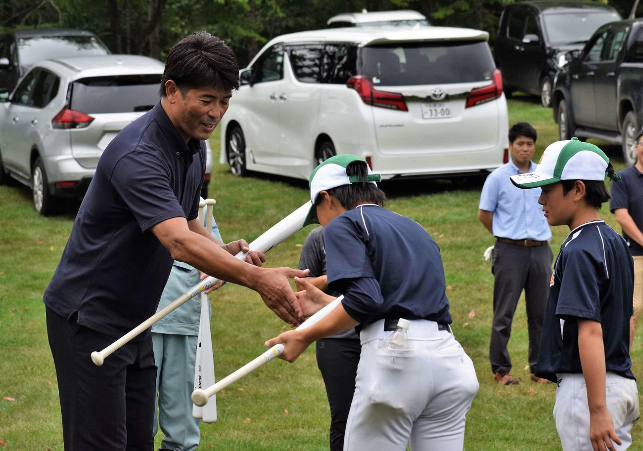 北海道・栗山町にある栗の樹ファームで行われたアオダモの植樹イベントに参加した日本ハム稲葉篤紀GM兼SCO（球団提供）