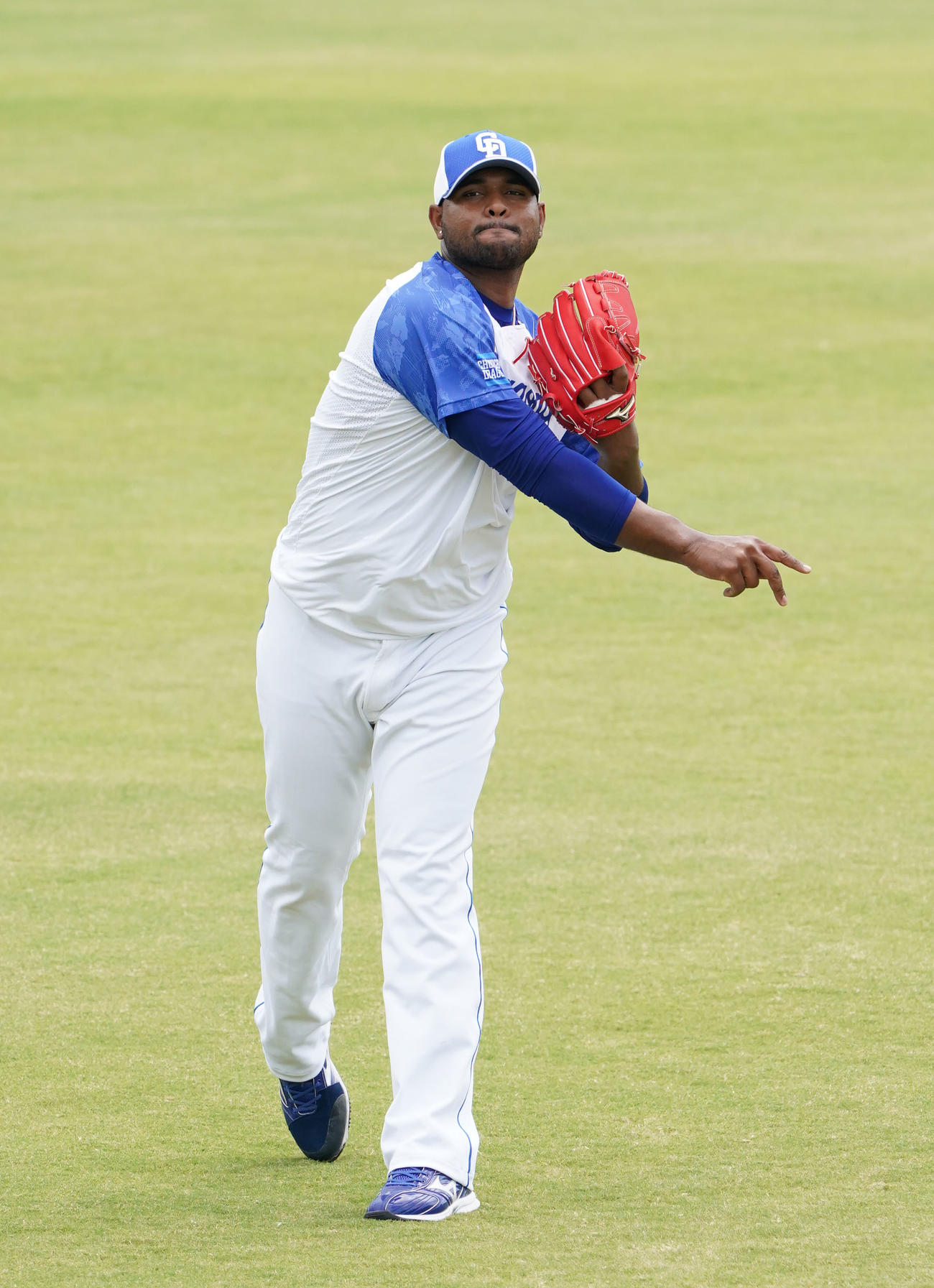 練習前、体をほぐすフェリス（撮影・森本幸一）