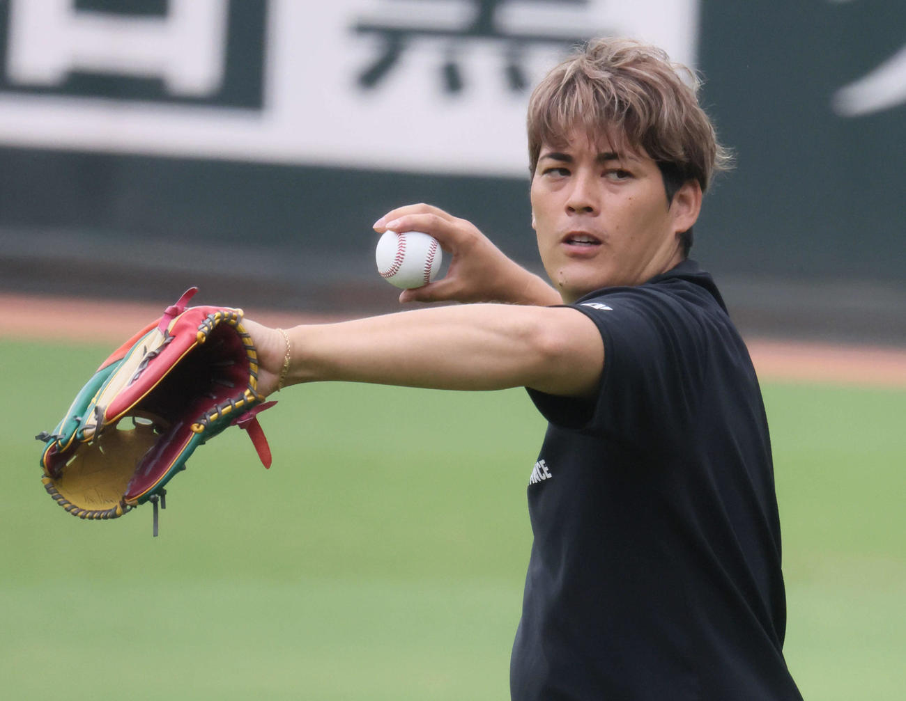 投手指名練習でキャッチボールをする広島九里（撮影・加藤孝規）