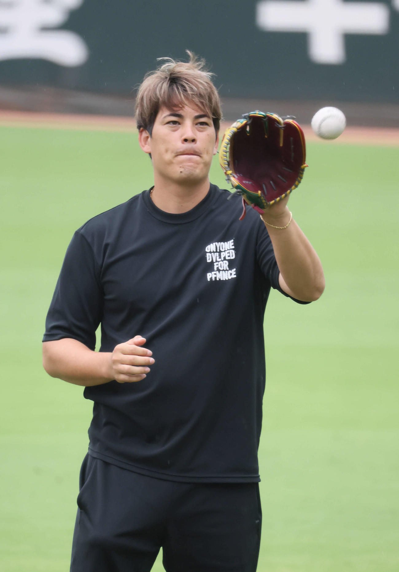 投手指名練習でキャッチボールをする広島九里（撮影・加藤孝規）