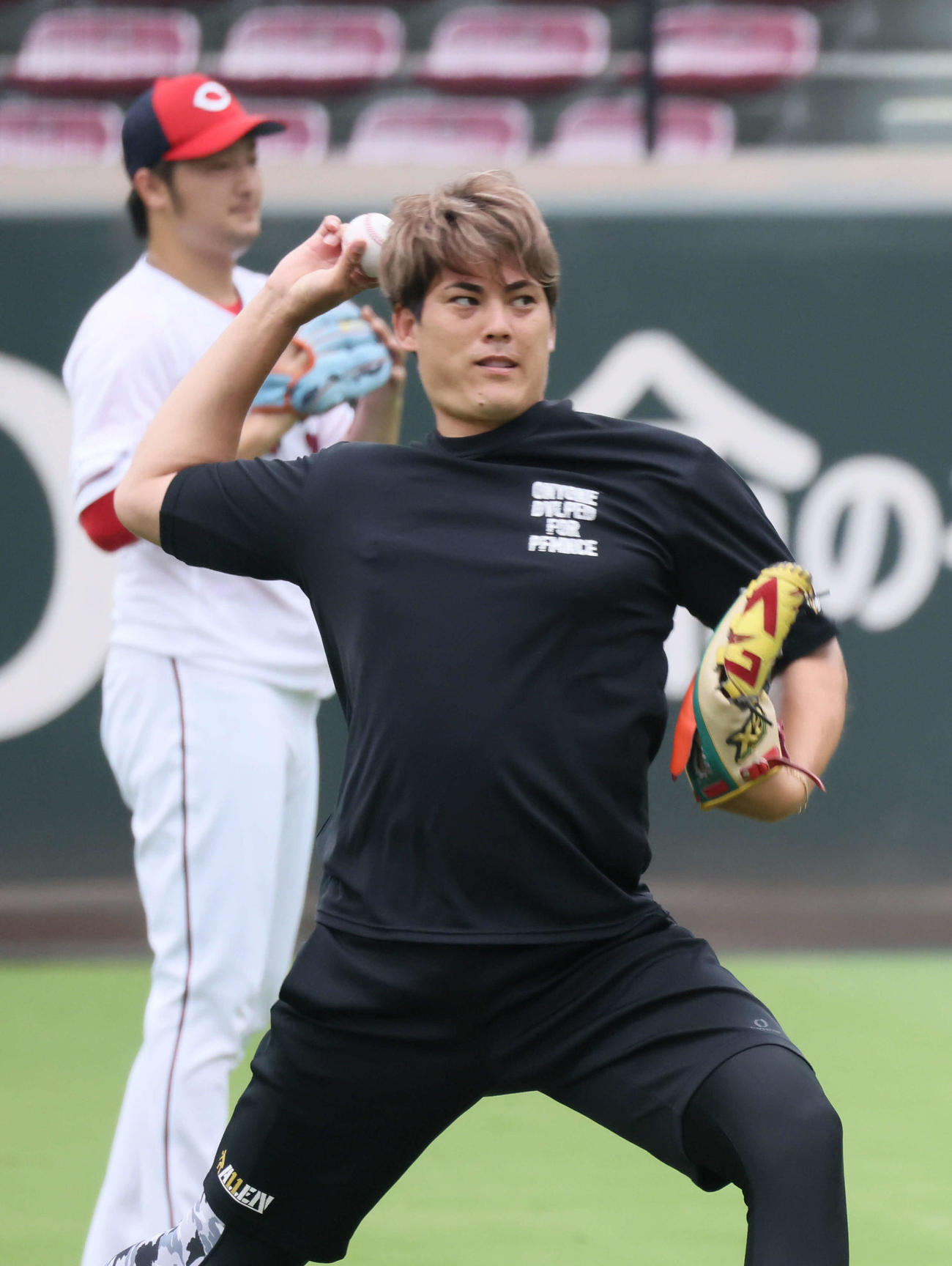 投手指名練習でキャッチボールをする広島九里。後ろは床田（撮影・加藤孝規）