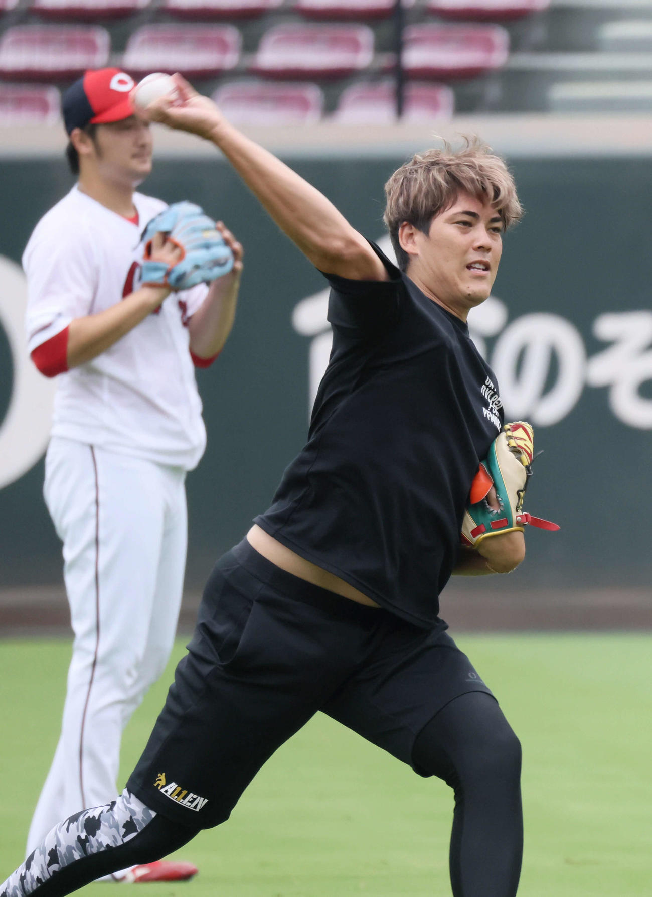 投手指名練習でキャッチボールをする広島九里。後ろは床田（撮影・加藤孝規）
