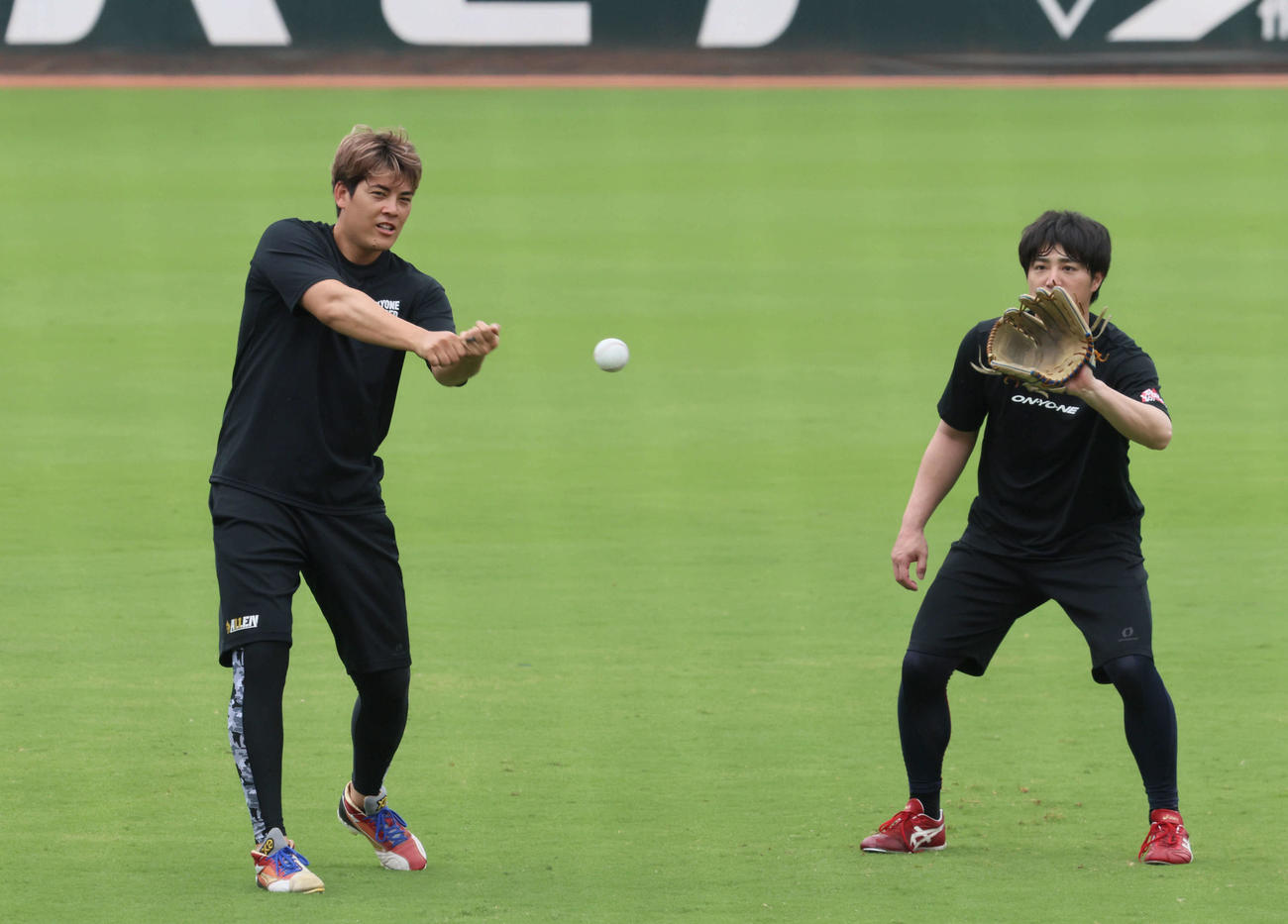 投手指名練習でキャッチボールをする広島野村（右）と「打席」に入る九里（撮影・加藤孝規）