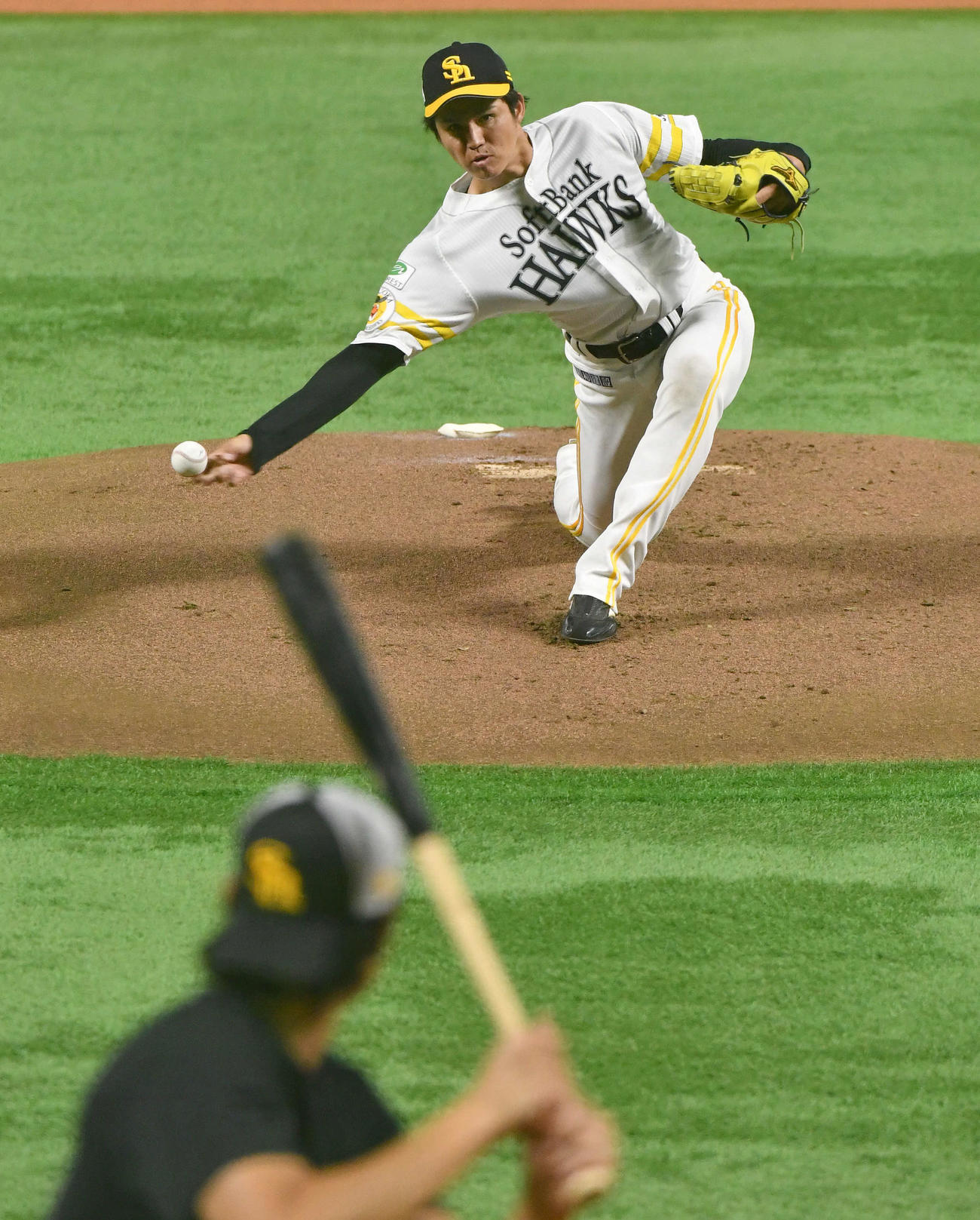 福岡ペイペイドームのマウンドで投げ込む高橋礼。手前は斉藤和コーチ（撮影・岩下翔太）
