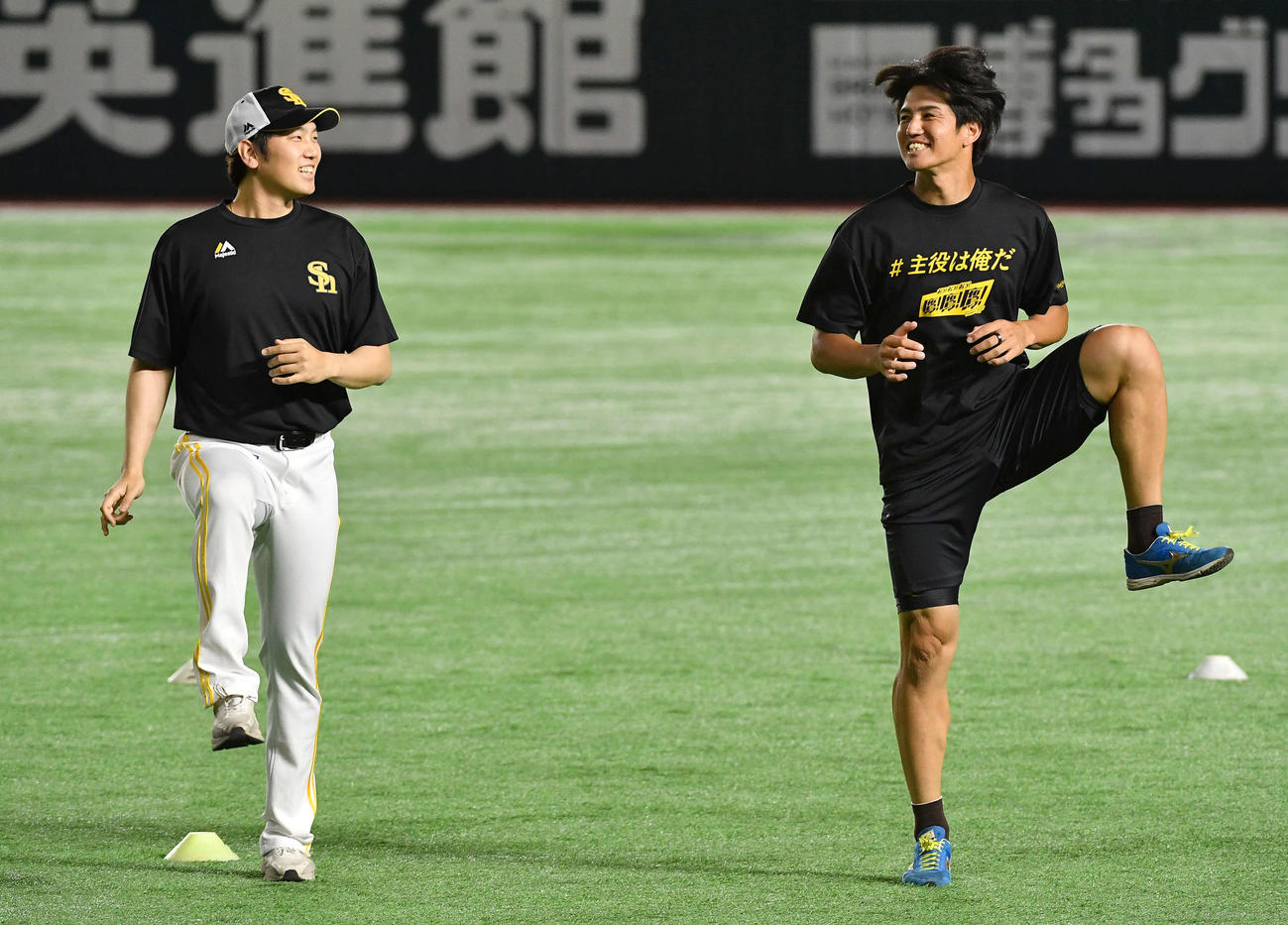 ウオーミングアップ中に談笑する石川（左）と高橋礼（撮影・岩下翔太）