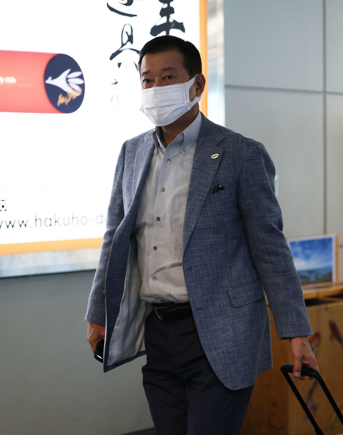 広島から帰京する巨人原監督（撮影・宮地輝）