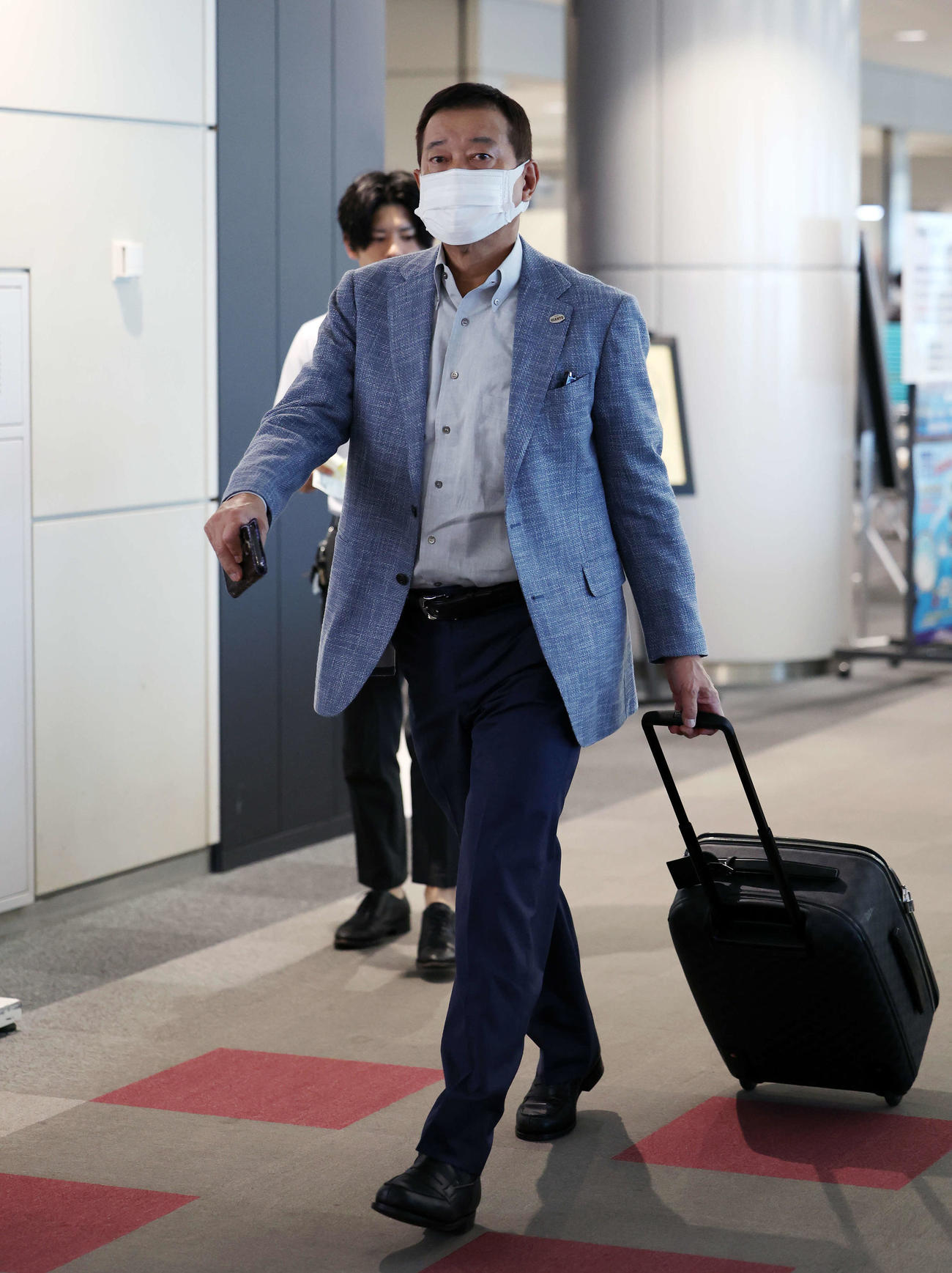 広島から帰京する巨人原監督（撮影・宮地輝）