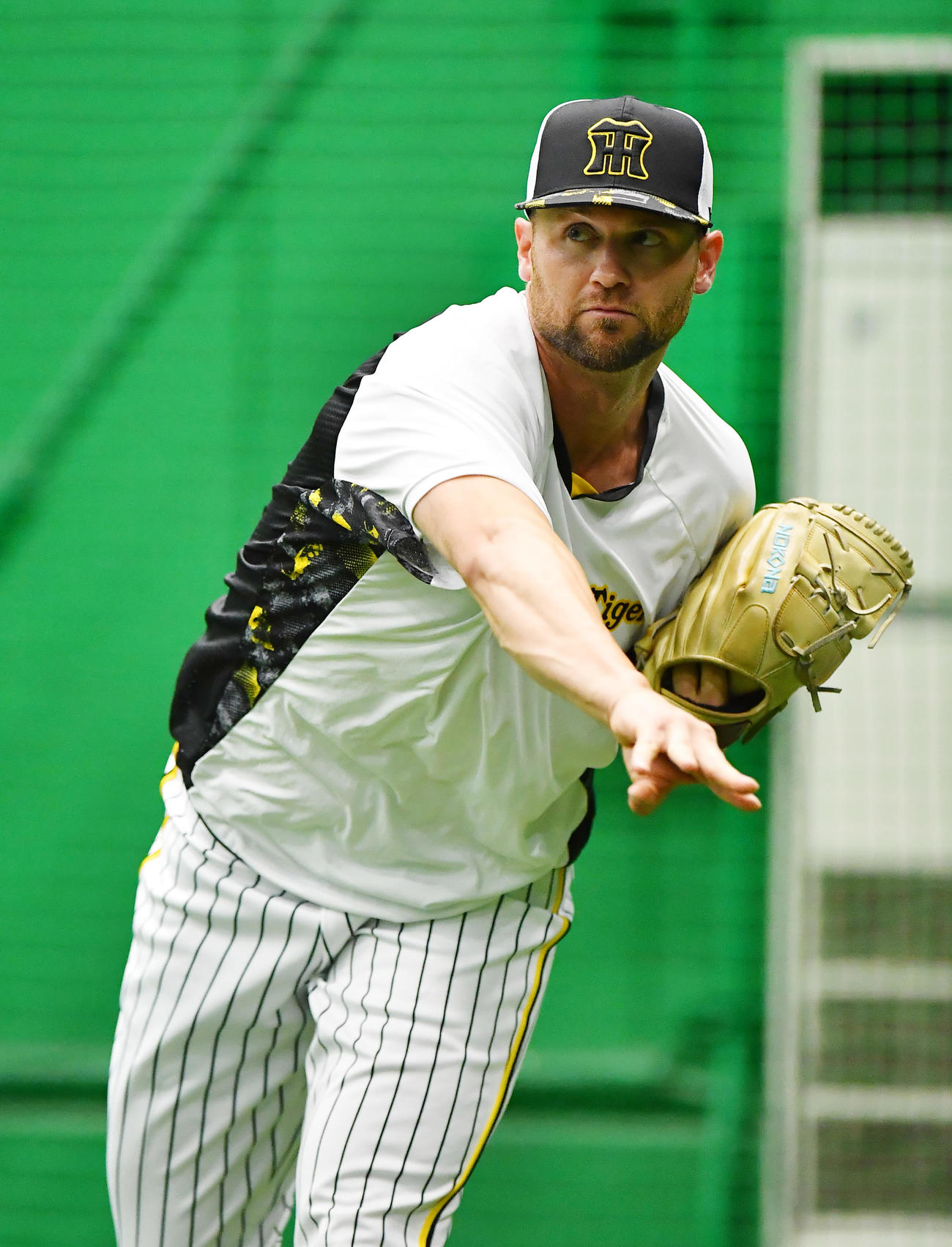 甲子園室内でキャッチボールを行う阪神新外国人のブルワー（撮影・清水貴仁）