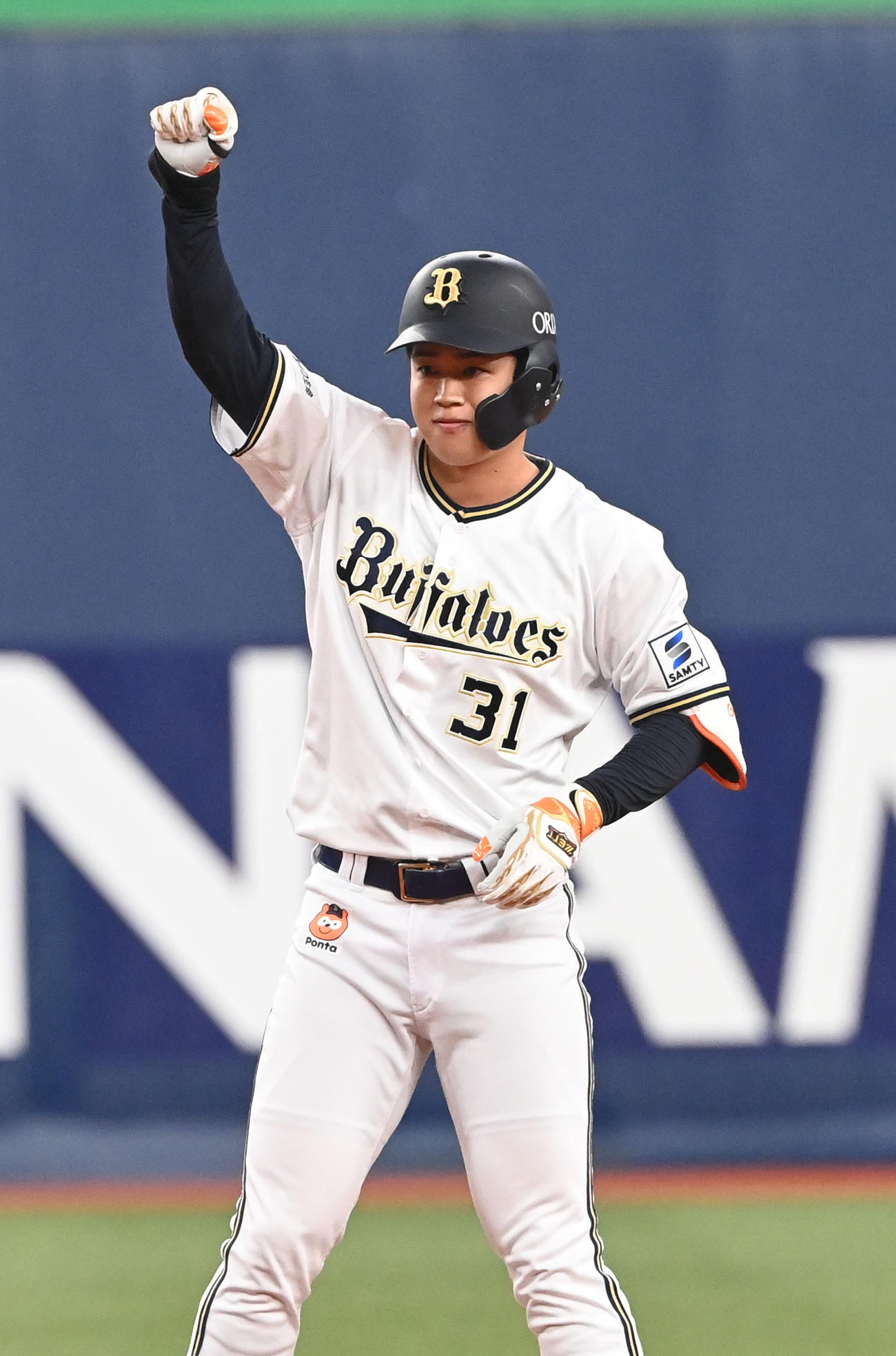 オリックス対ロッテ　3回裏オリックス2死一塁、太田は三塁線を破る適時二塁打を放ちベンチに向かいポーズ（2023年4月29日撮影）