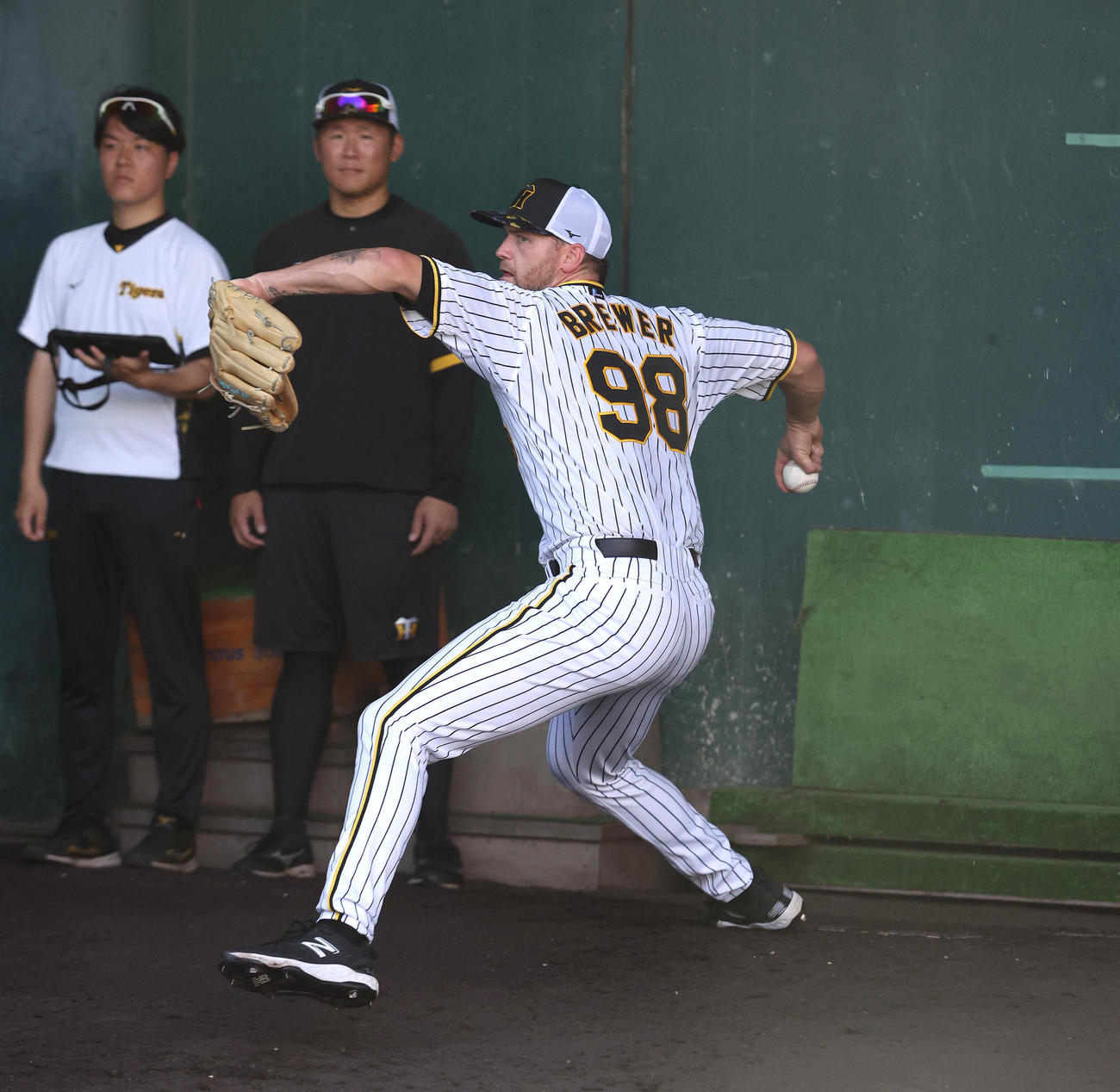 鳴尾浜のブルペンで投球練習する阪神ブルワー（撮影・白石智彦）