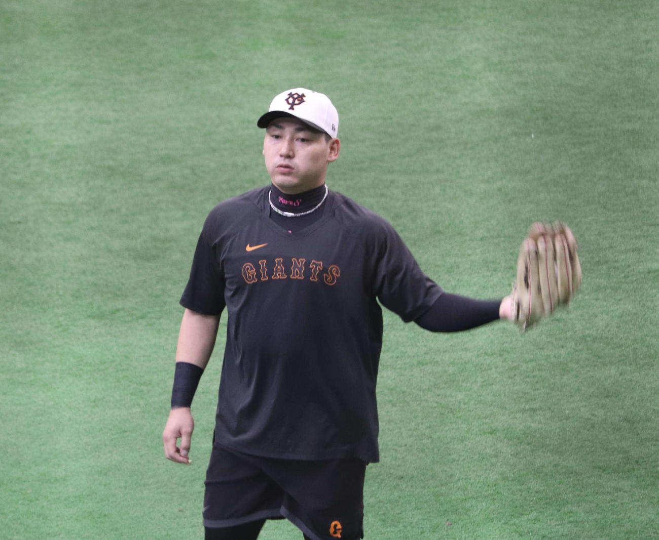 ジャイアンツ球場でキャッチボールした巨人丸（撮影・小早川宗一郎）