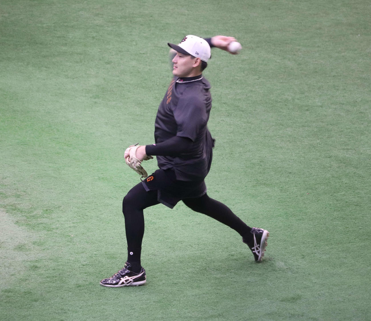 ジャイアンツ球場でキャッチボールした巨人丸（撮影・小早川宗一郎）