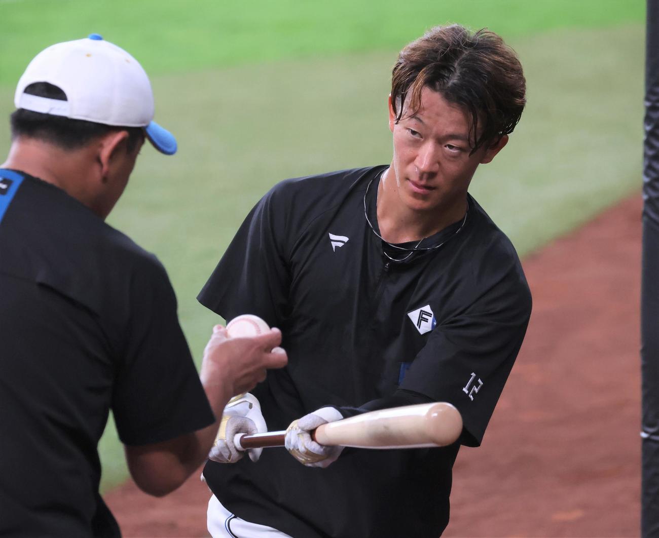 日本ハム対西武　バントの指導を受ける矢沢（撮影・黒川智章）